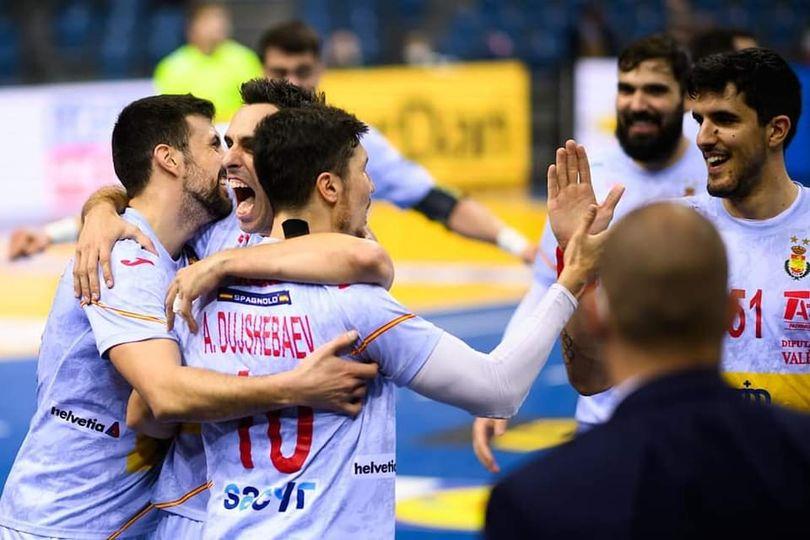 Sánchez-Migallón Naranjo a la derecha, celebrando una victoria con sus compañeros