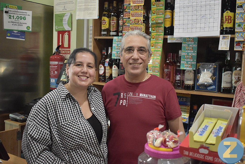 Mari Carmen y Sergio en su tienda