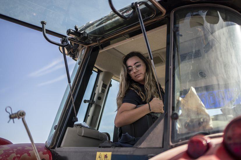 Cristina Monreal conduciendo un tractor en el campo. Foto de El País