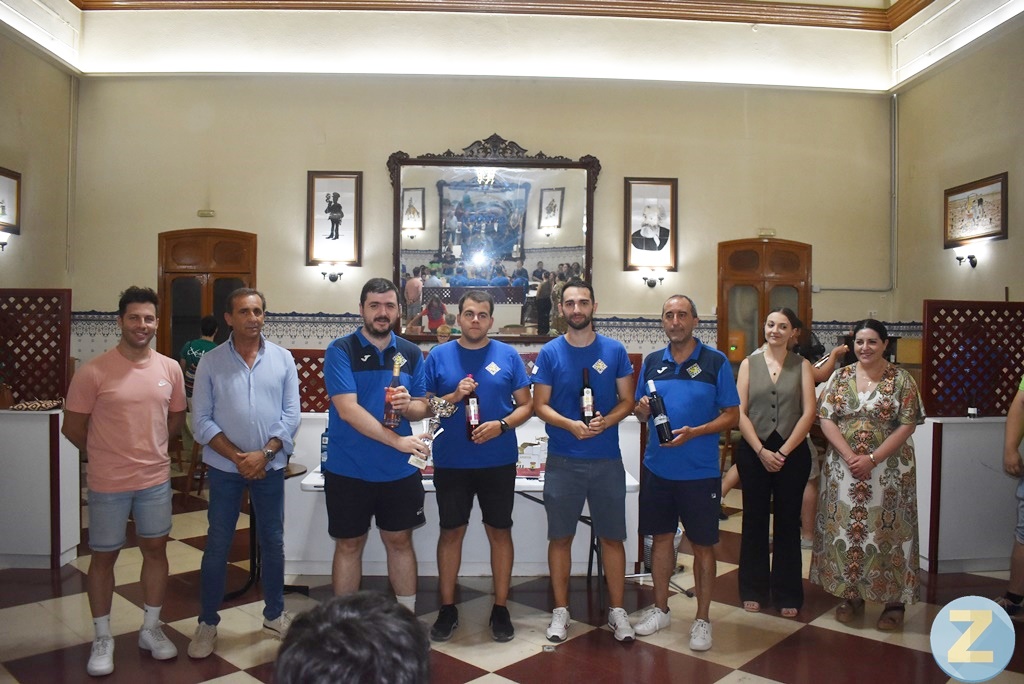 El Club Ajedrez Tomelloso recibiendo su trofeo