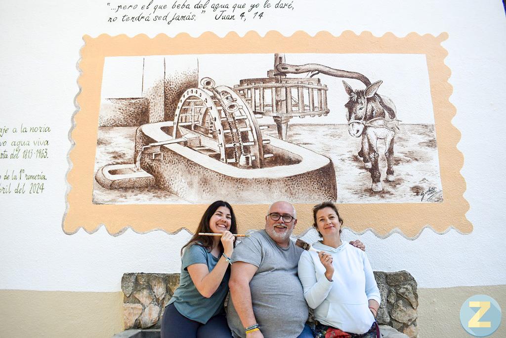 Las autoras del mural junto al presidente de la Hermandad, Alejandro Ramírez