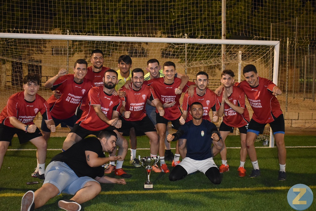 Los campeones posan felices con el trofeo