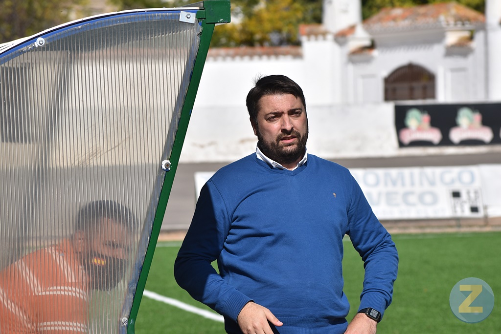 Juli Espinosa dirigiendo al Quintanar en un amistoso en Tomelloso del pasado otoño