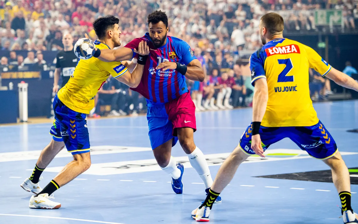Sánchez intenta frenar a un rival. Foto del F.C.Barcelona