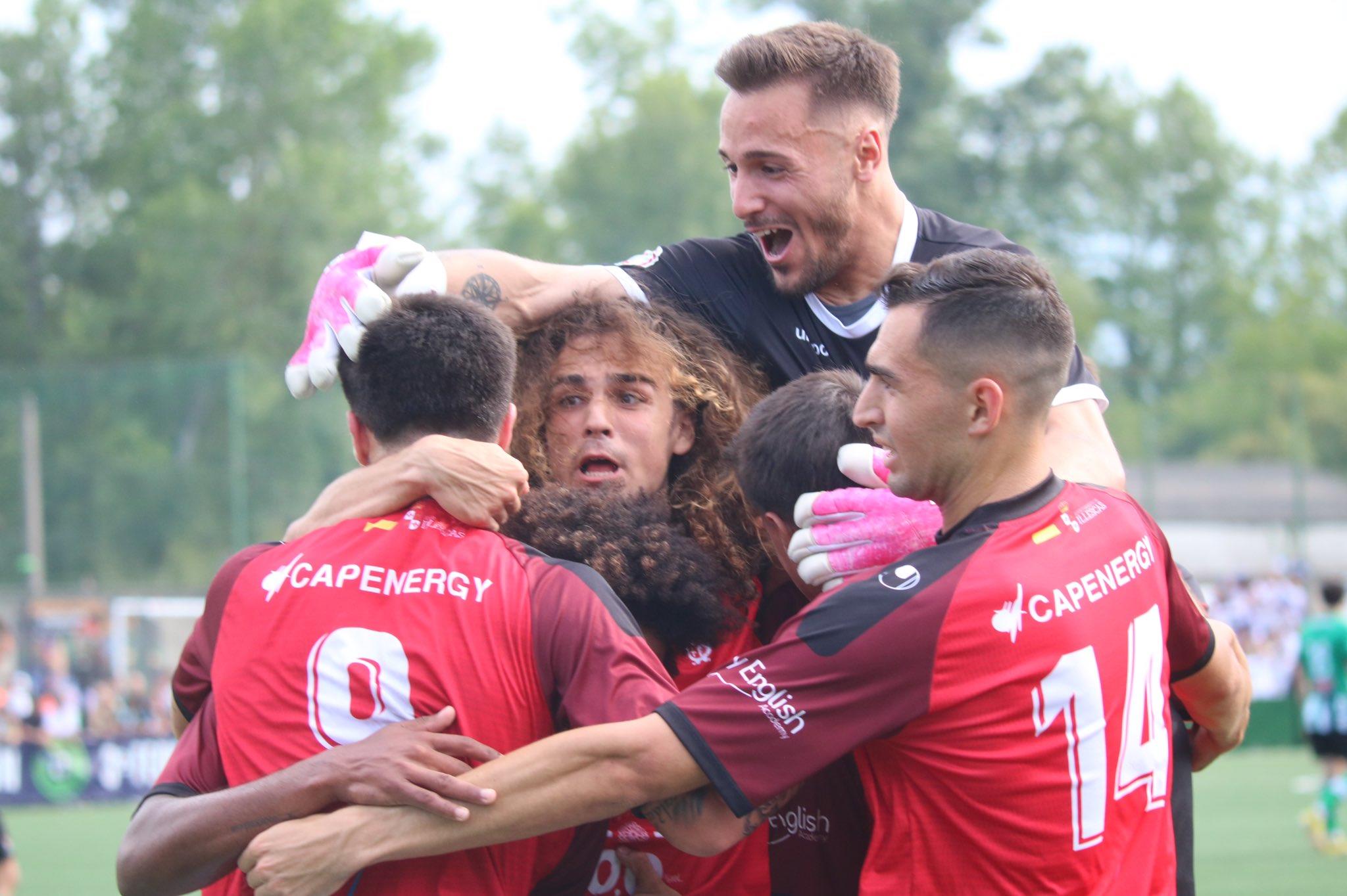 Alegría de los jugadores del Illescas tras el ascenso