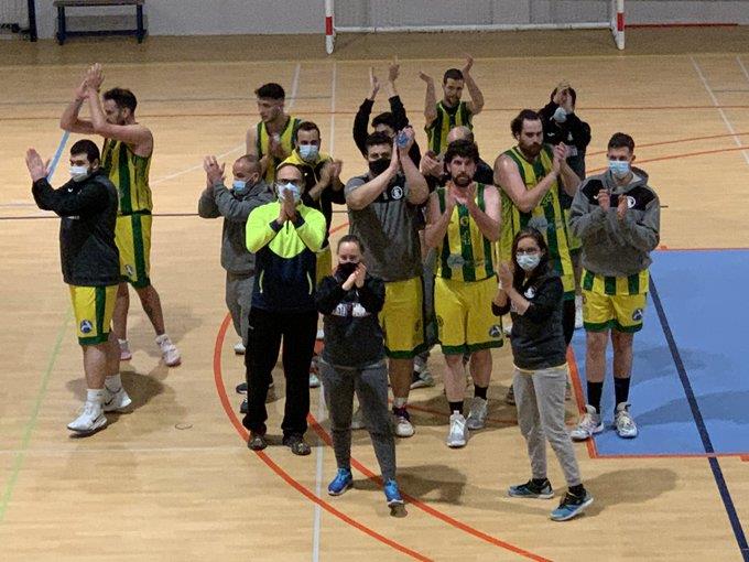 Los jugadores del Basket Atlético Tomelloso aplauden al público tras su victoria en Toledo