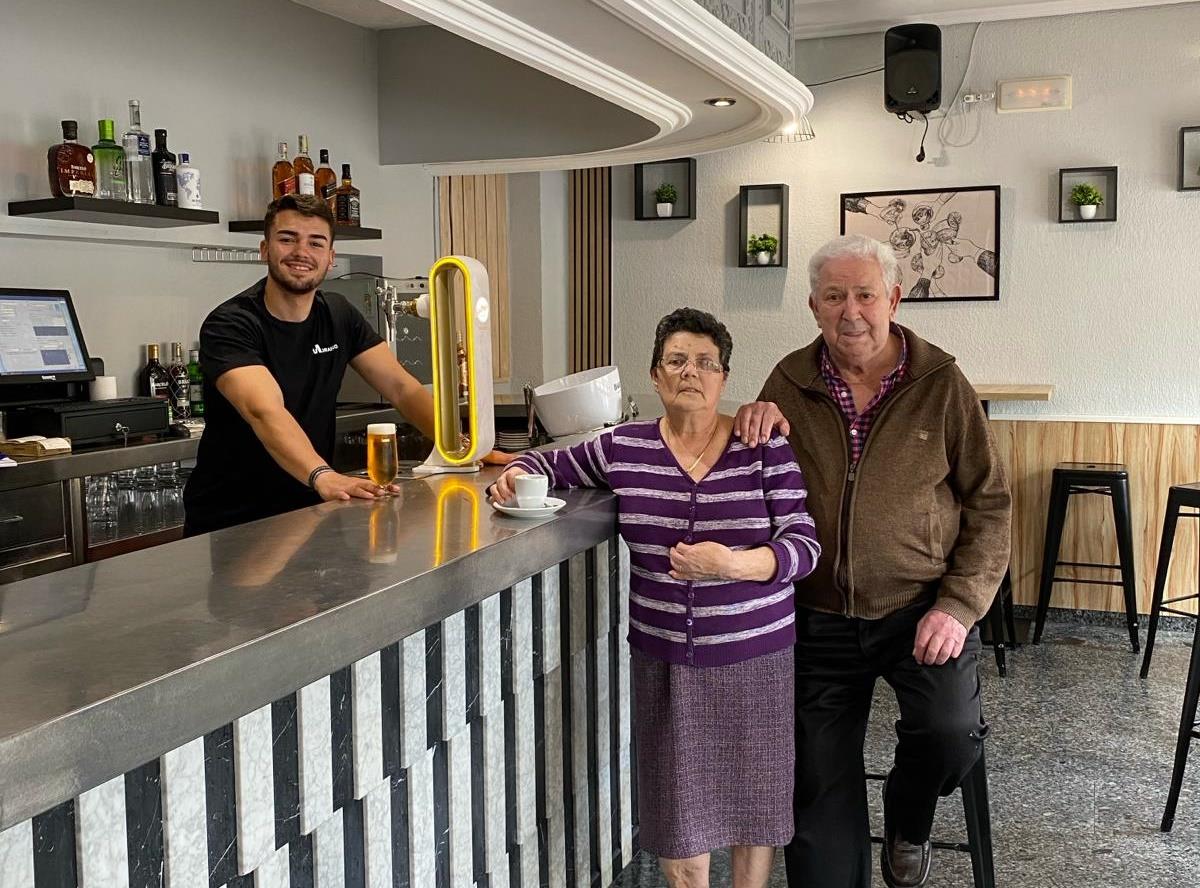 Dani Martínez junto a sus abuelos en el Bar Medrano