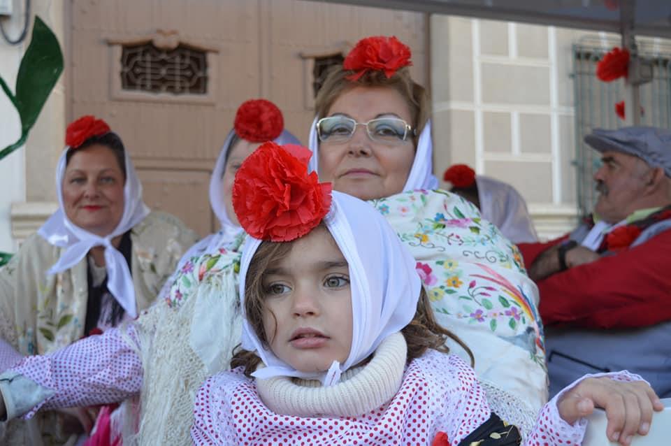 Isabel Nietas, vestida de chulapa, junto a su nieta Alba