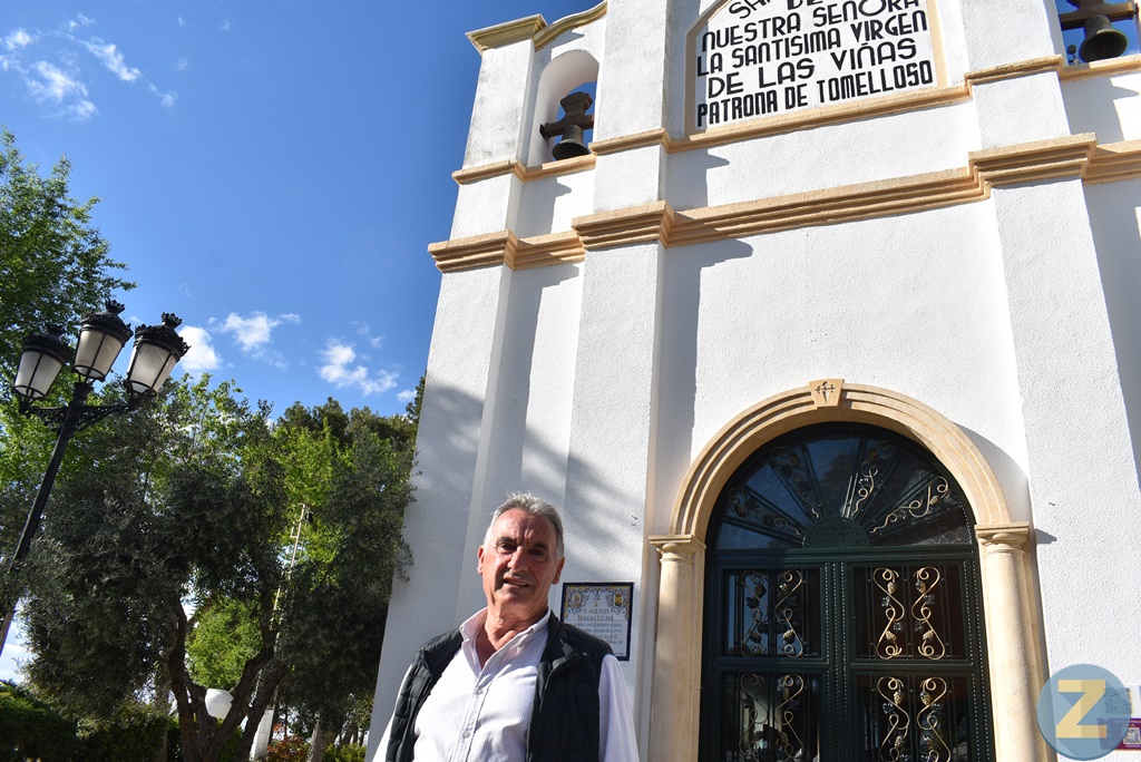 Antonio Olmedo, junto a la entrada de la Ermita de Pinilla