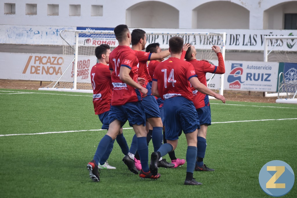 Jugadores del Sporting de Alcázar celebrando su primer gol en Tomelloso