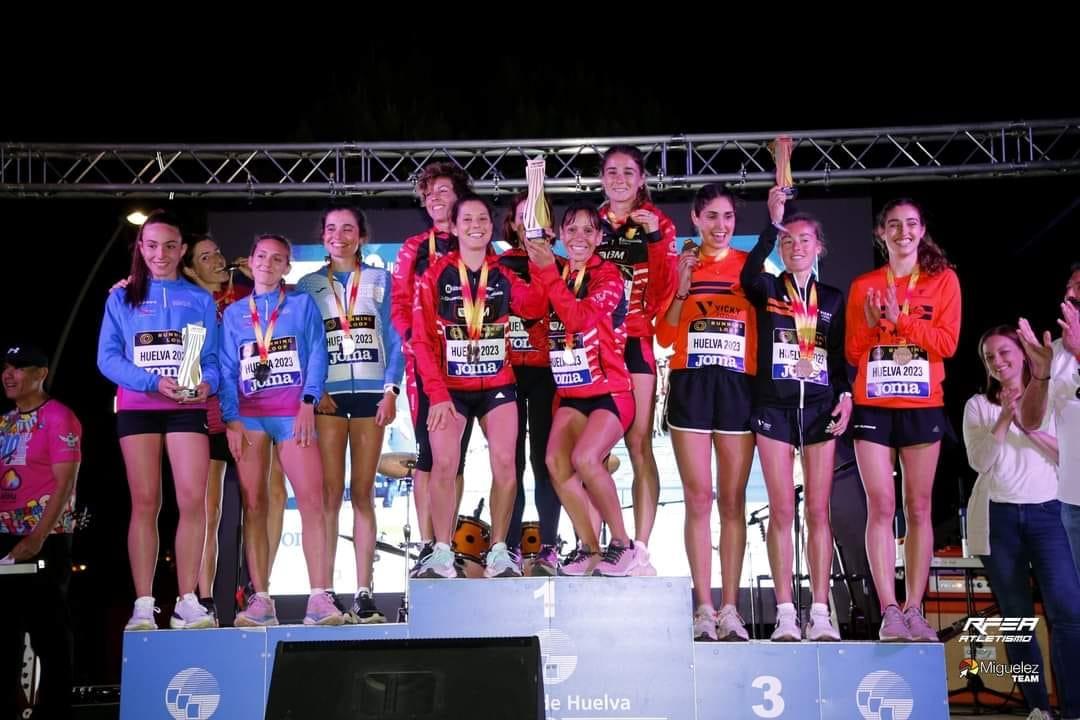 Alicia Berzosa en el podium, junto a sus compañeras de equipo