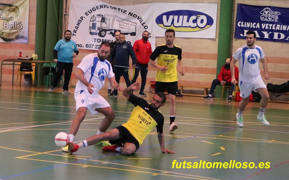 Jesús Perona, al fondo, dirigiendo a su equipo. Foto de Futsaltomelloso. es