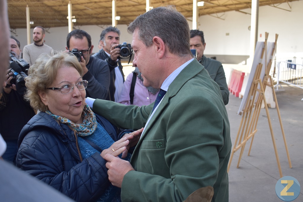 Isabel Cañas conversando con Emiliano García-Page