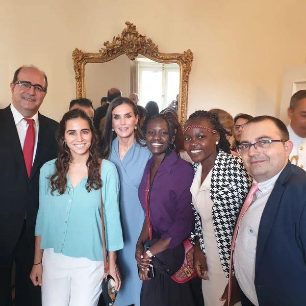 Representantes de Kirira junto a la Reina Letizia