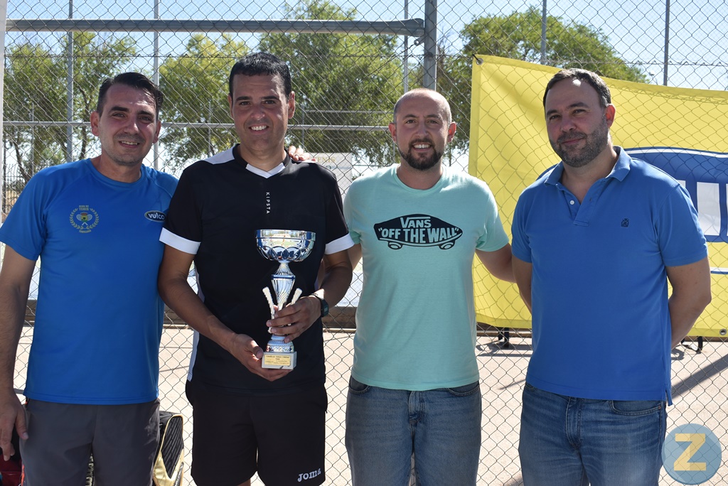 Mariano Muñoz recogiendo el trofeo de campeón