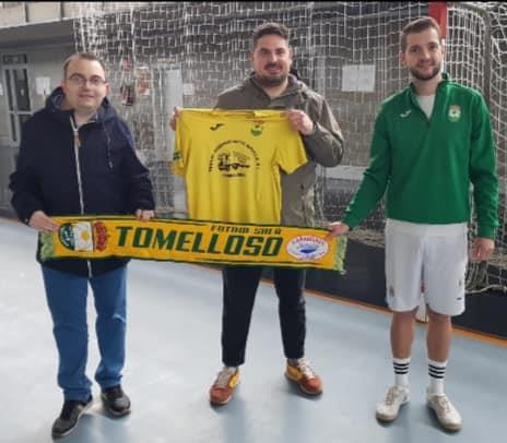 Javier Castillejo, el día de su presentación, flanqueado por el directivo Pedro J.Novillo y el jugador Antonio Romero