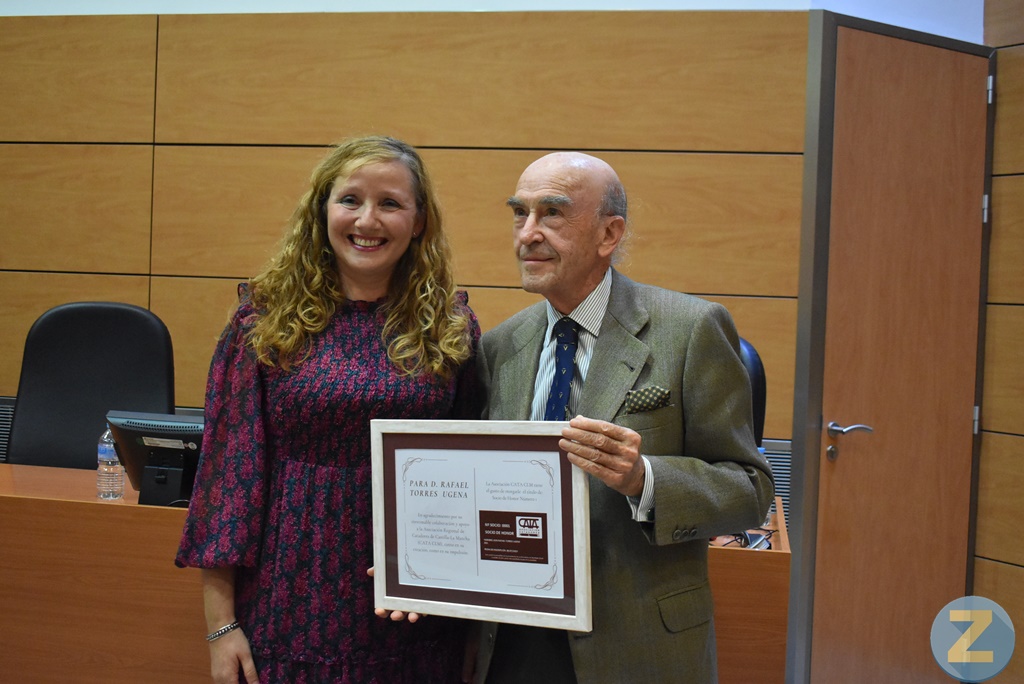 Rafael Torres ha sido distinguido como socio nº1 de la Asociación de Catadores de CLM