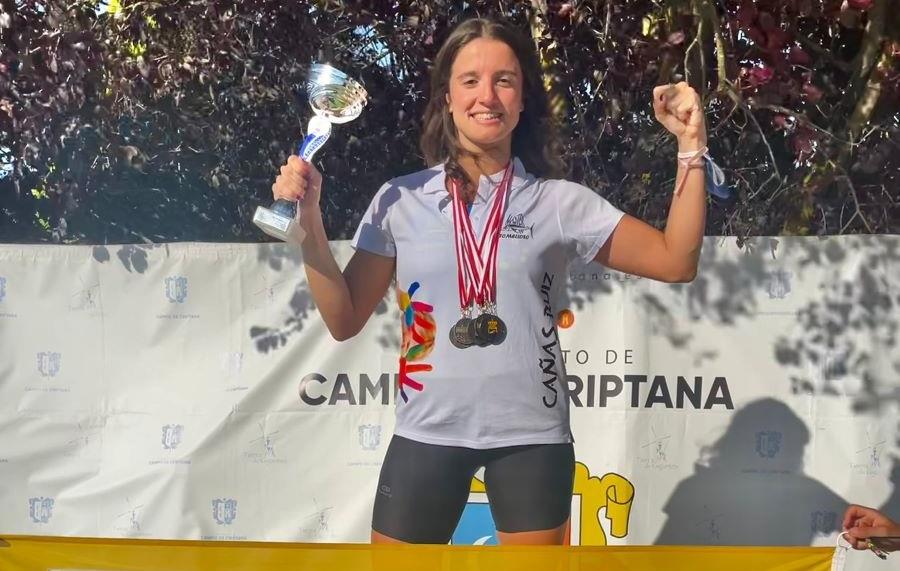 Nuria Moya, feliz con su trofeo de campeona regional y las medallas