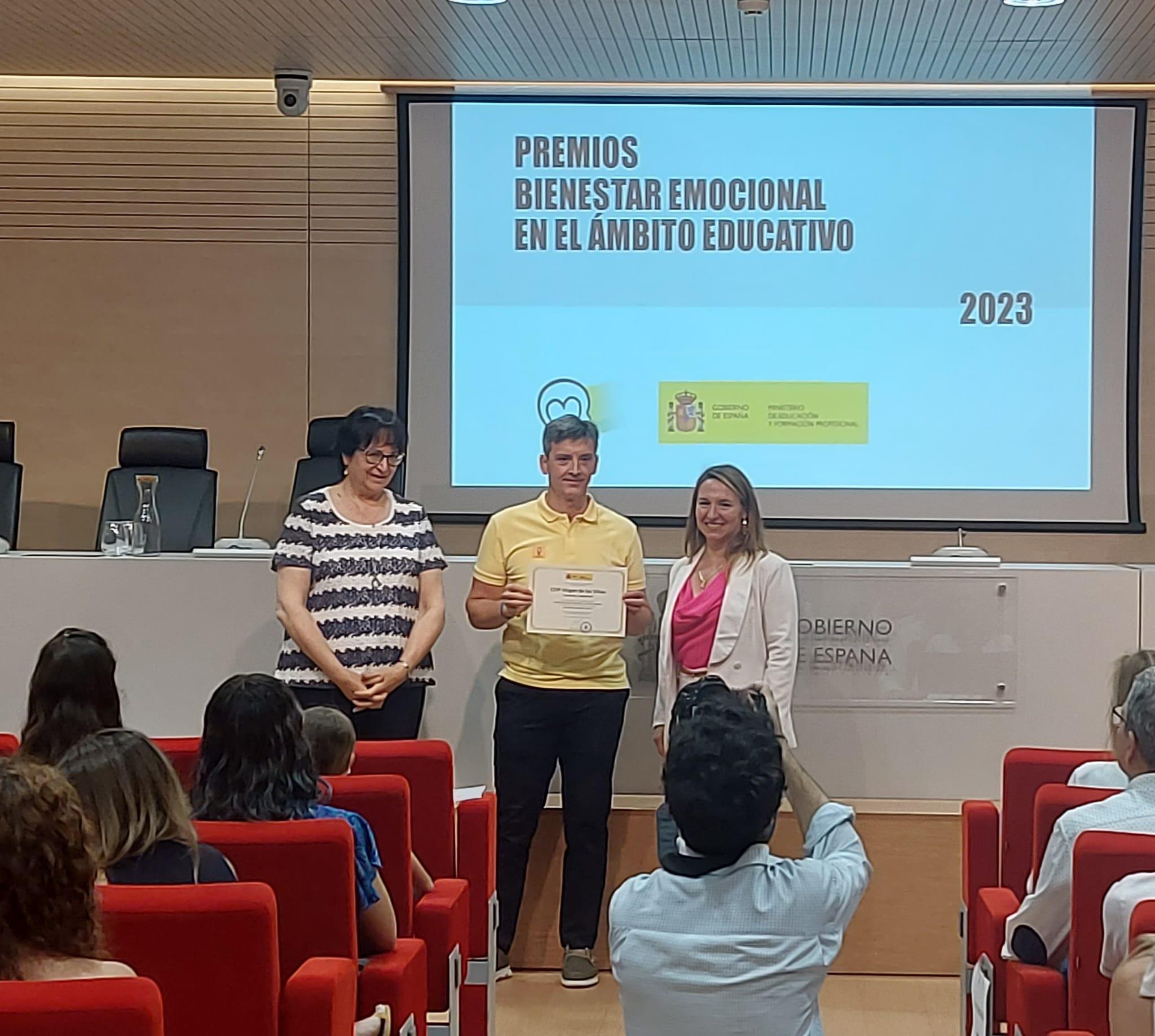 Momento de la entrega del premio al director del colegio, Carlos de la Calle