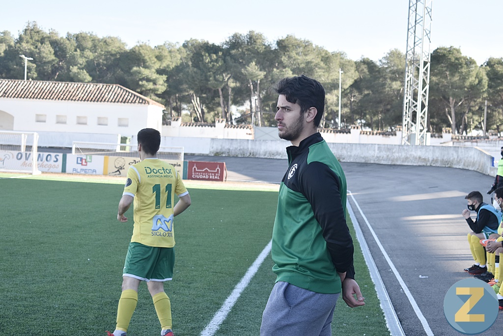 Juan Antonio Ruiz observa atento las incidencias del juego