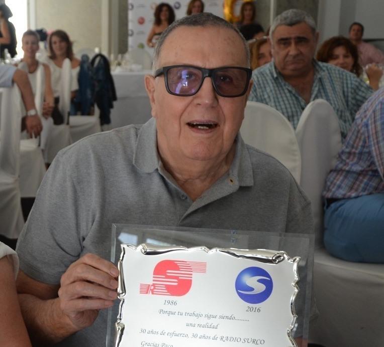 Paco Castellanos, mostrando uno de los muchos reconocimientos que recibió