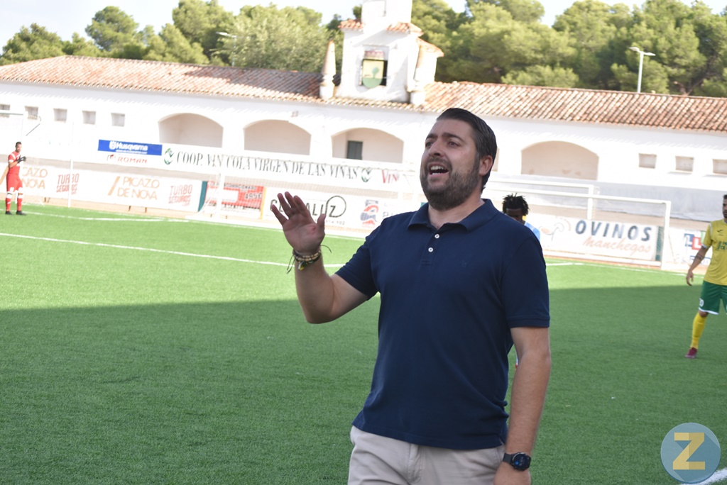 Juli Espinosa da instrucciones a sus hombres en un momento del partido