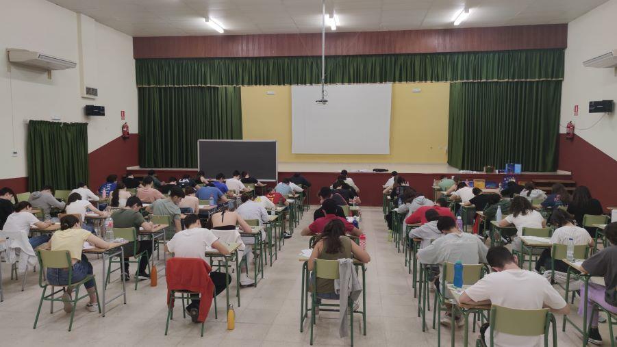 Alumnos haciendo los exámenes de la EvAU este lunes