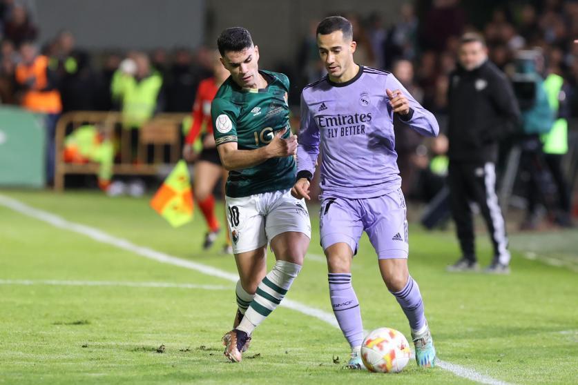 Carmelo pugna por un balón ante Lucas Vázquez