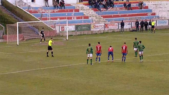 Imagen del penalti señalado a favor del Villanovense. Foto CMM Media