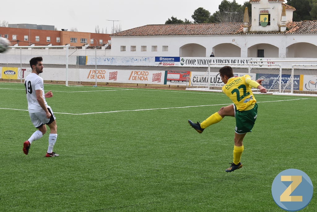 Álvaro Dueñas efectuando un centro el pasado domingo ante el Campillo