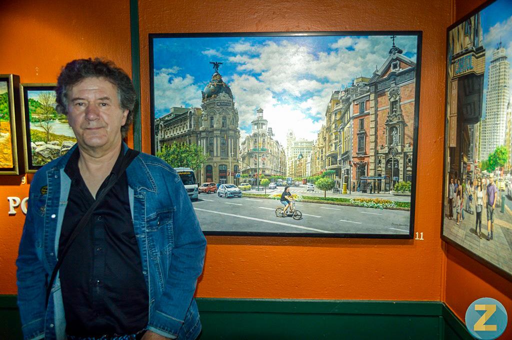 Anselmo Ponce junto a una de las 26 obras que expone