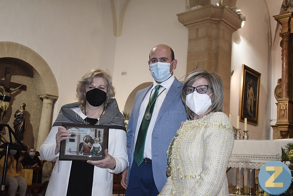 Natividad Cepeda en el momento de recibir un regalo conmemorativo al concluir su pregón