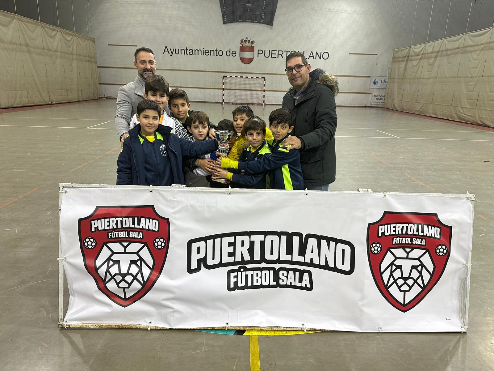 Los jóvenes jugadores tomelloseros con su trofeo