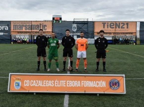 Los capitanes y el trío árbitral del Cazalegas-Atlético Tomelloso