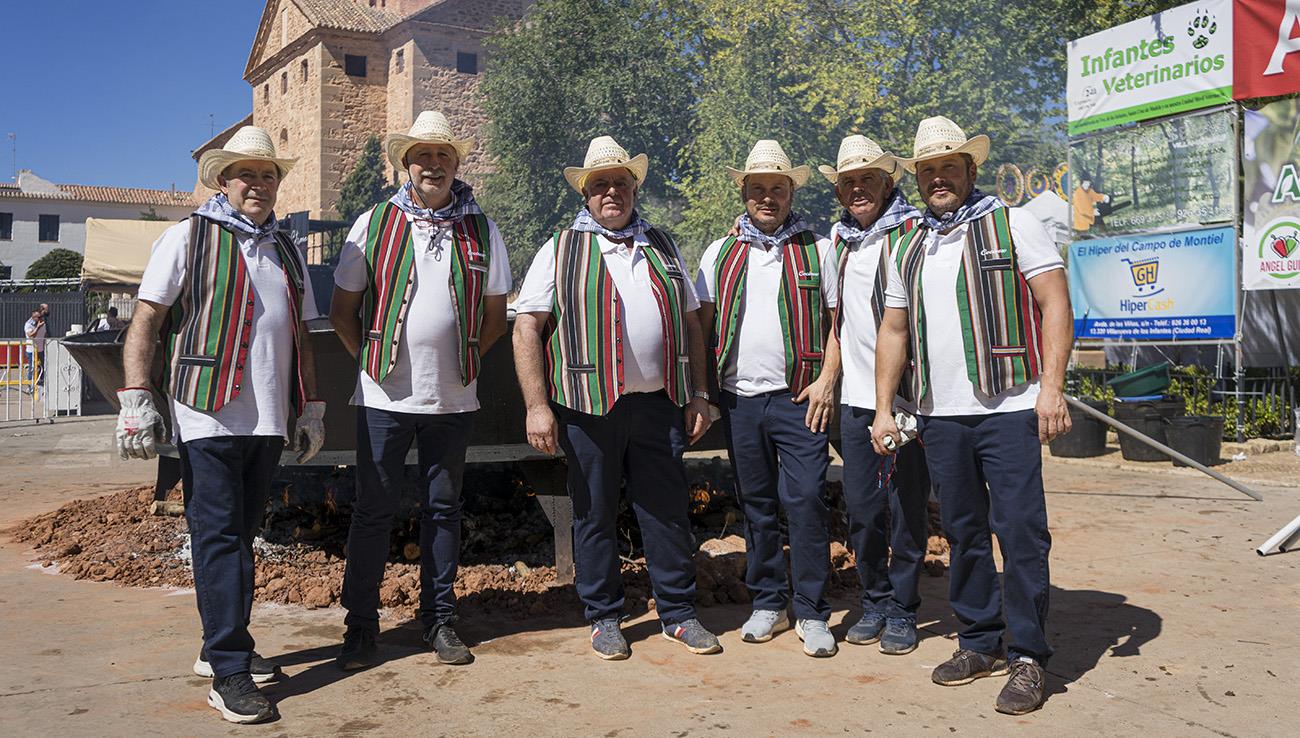 Los seis cocinero del pisto más gran del mundo, Balta, Eloy, Alex, Kelin, Santiago y José Luis /Patricia Galiana