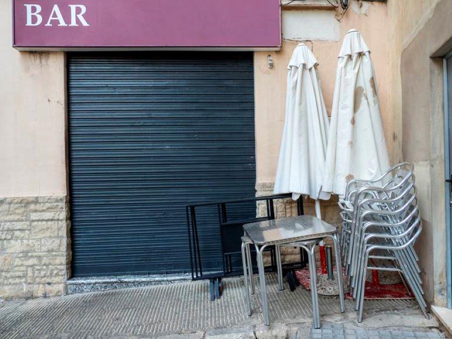 Terraza de un bar cerrado / Jose A. Bernat Bacete