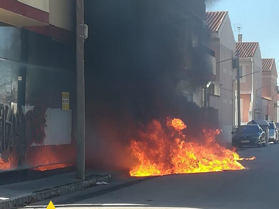 Incendio de contenedores de basura el lunes en Tomelloso / @Emergencia1006