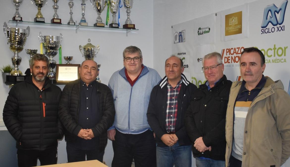 Jorge Romero, en el centro, con sus compañeros de directiva