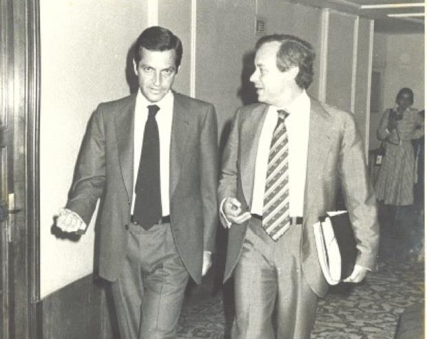 Blas Camacho departiendo en los pasillos del Congreso con el entonces presidente del Gobierno, Adolfo Suárez