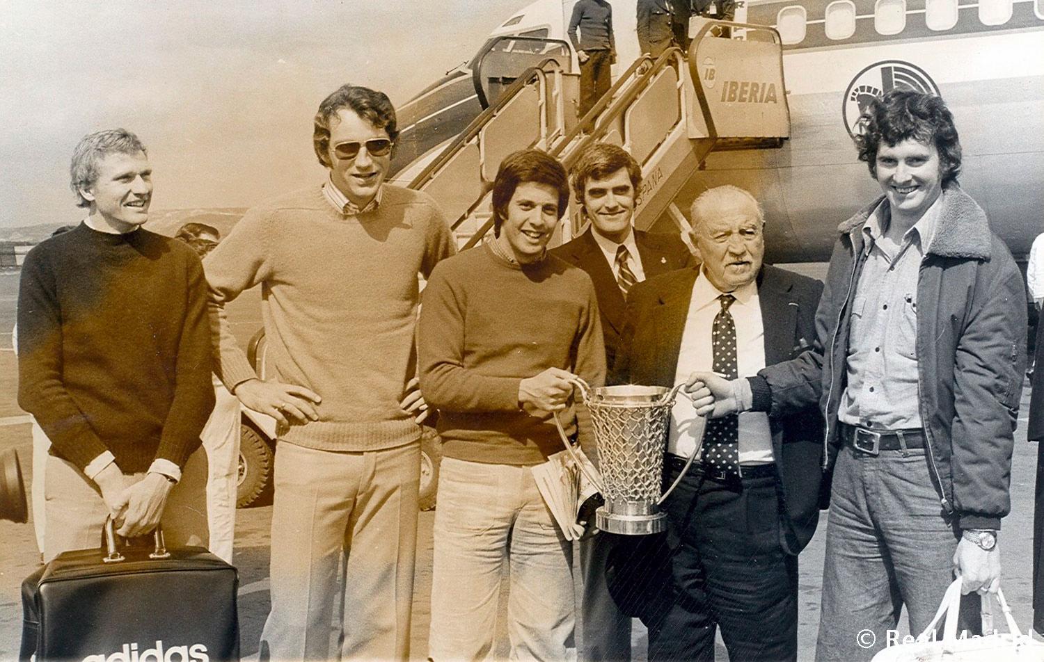 Entrañable foto de Paniagua en la que aparece junto a Bernabeu, Lolo Sainz, Clifford Luyk, Cabrera y Brabender tras conquistar una Copa de Europa