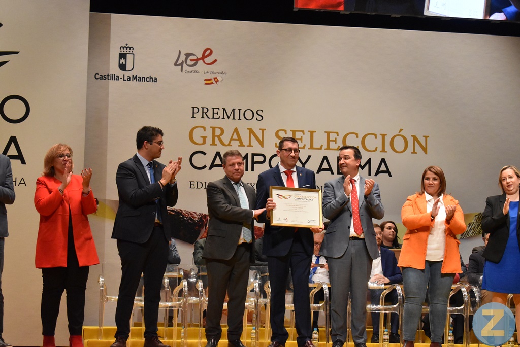El presidente  de la cooperativa Santiago Apostol recibiendo su premio