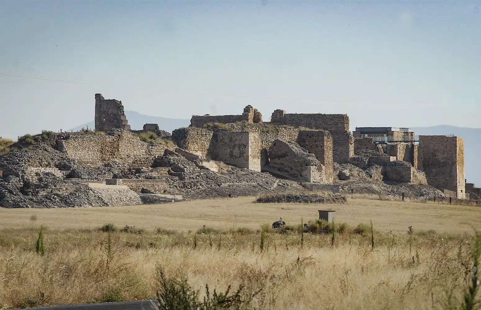Castillo de Calatrava la Vieja, imponente en la eterna llanura manchega. Es la parte más conocida de la ruta de los castillos / J. Jurado