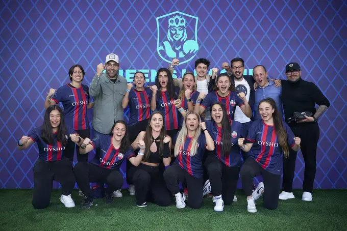 Paula übeda, cuarta de pie, empezando por la izquierda, con sus compañeras de equipo