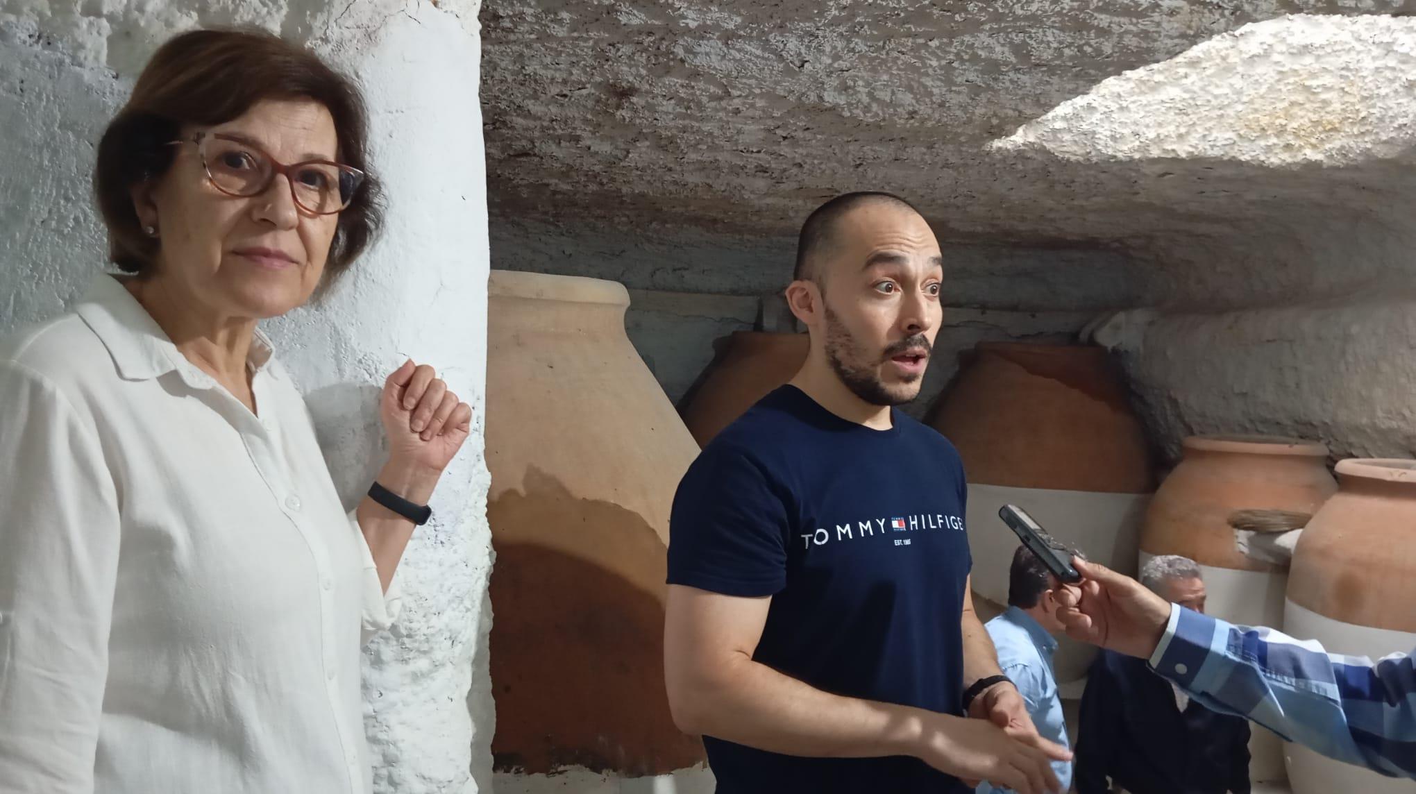 Antonio de Lahoz junto a su madre en la cueva de la familia