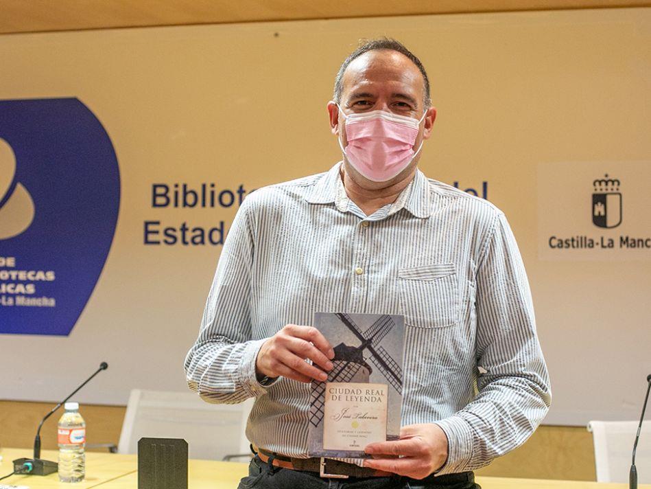 El autor posa con el libro 'Ciudad Real de leyenda' / Elena Rosa
