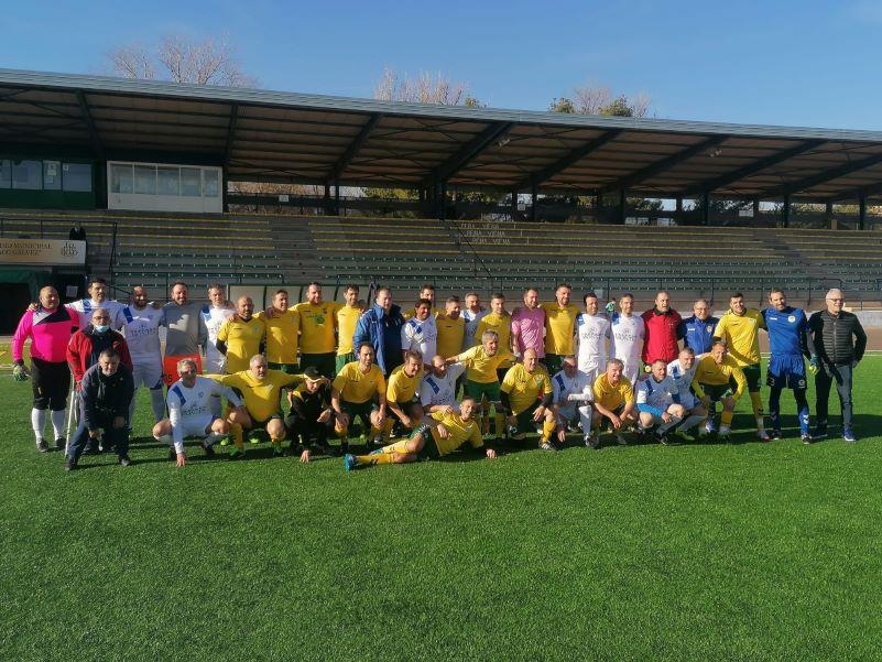 Los dos equipos formaron juntos antes del inicio del partido