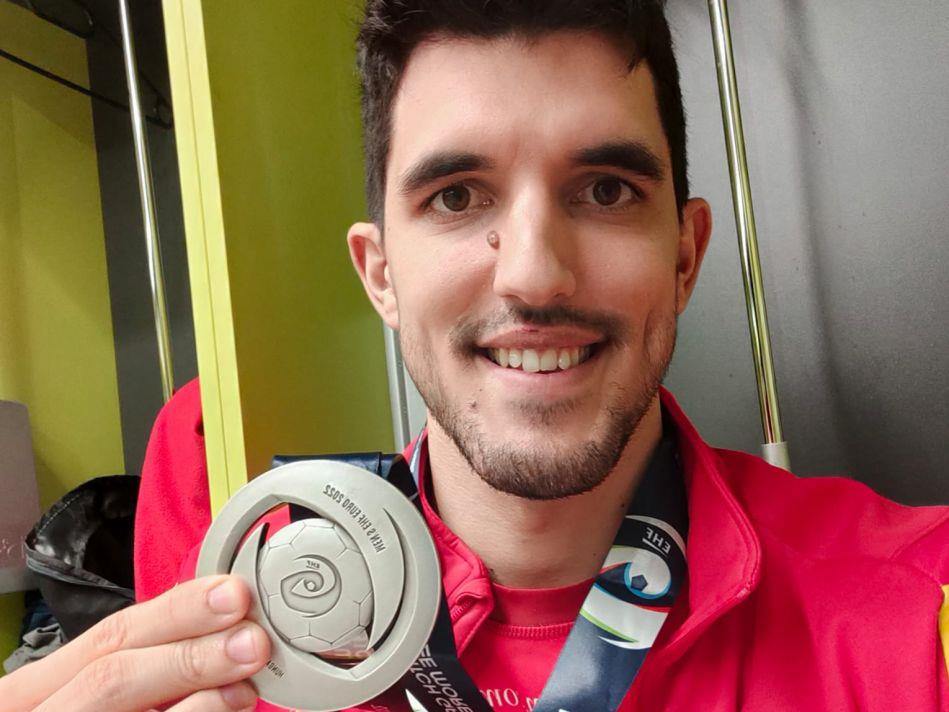 Miguel Sánchez-Migallón, con la medalla de plata del Europeo