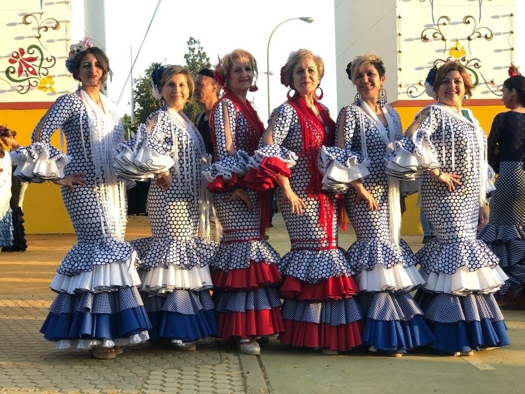 Las seis componentes del grupo posan felices y sonrientes