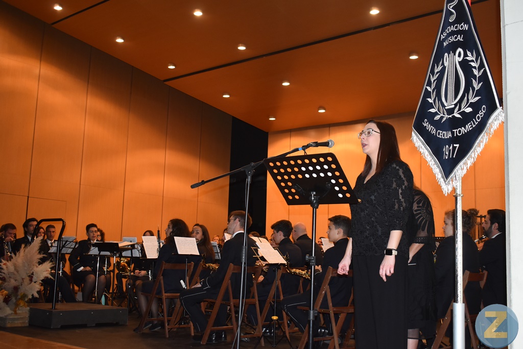 Marta Baños dirigiéndose al público en el final del  concierto