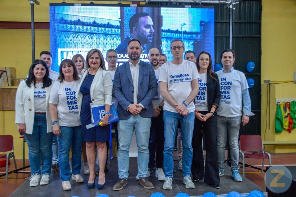 Javier Navarro y su equipo al comienzo del acto final de campaña